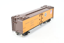 Load image into Gallery viewer, Gauge 1 - 1:32nd Scale Brass PSC - Precision Scale Co. PFE - Pacific Fruit Express 40' Wood Refrigerator R-30-12 Factory Painted No. 30449
