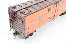 Load image into Gallery viewer, O Brass PSC - Precision Scale Co. PFE - Pacific Fruit Express 40’ Steel Reefer with Wood Roof Walk Circa 1945 CP No. 45681
