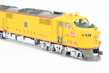 Load image into Gallery viewer, HO Life-Like Proto 2000 MILW - Milwaukee Road EMD E7A FP Yellow/Grey #18A w/ QSI DCC and Sound AS-IS
