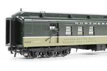 Load image into Gallery viewer, HO Brass W&amp;R Enterprises NP - Northern Pacific Mail &amp; Express Car Factory Painted Loewy No. 1447

