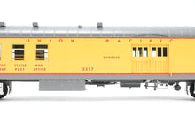 Load image into Gallery viewer, O Brass Sunset Models Third Rail UP - Union Pacific 70’ Harriman RPO FP Yellow/Gray No. 2257

