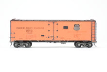 Load image into Gallery viewer, O Brass PSC - Precision Scale Co. PFE - Pacific Fruit Express 40’ Steel Reefer with Wood Roof Walk Circa 1945 CP No. 45682 BAD LETTERING
