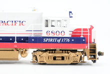Load image into Gallery viewer, HO Bowser "Executive Line" SP - Southern Pacific GE U-25B FP No. 6800 Bicentennial Scheme
