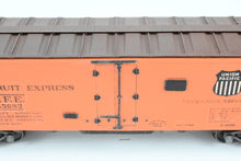 Load image into Gallery viewer, O Brass PSC - Precision Scale Co. PFE - Pacific Fruit Express 40’ Steel Reefer with Wood Roof Walk Circa 1945 CP No. 45682 BAD LETTERING
