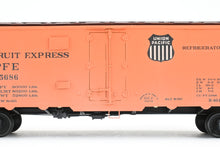 Load image into Gallery viewer, O Brass PSC - Precision Scale Co. PFE - Pacific Fruit Express 40’ Steel Reefer with Wood Roof Walk Circa 1945 CP No. 45656
