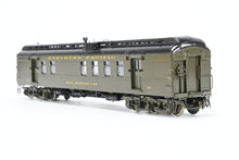 Load image into Gallery viewer, HO Brass Oriental Limited GN - Great Northern HW 60 Foot RPO #25-36 Custom Painted NP - Northern Pacific 95
