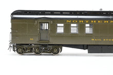 Load image into Gallery viewer, HO Brass Oriental Limited GN - Great Northern HW 60 Foot RPO #25-36 Custom Painted NP - Northern Pacific 95
