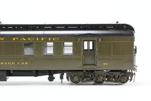 Load image into Gallery viewer, HO Brass Oriental Limited GN - Great Northern HW 60 Foot RPO #25-36 Custom Painted NP - Northern Pacific 95
