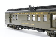 Load image into Gallery viewer, HO Brass Oriental Limited GN - Great Northern HW 60 Foot RPO #25-36 Custom Painted NP - Northern Pacific 95
