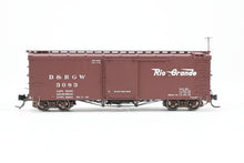 Load image into Gallery viewer, HOn3 Blackstone Models D&amp;RGW - Denver &amp; Rio Grande Western 30’ Economy Door Box Car Flying Grande Herald No. 3083
