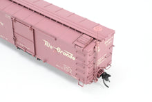 Load image into Gallery viewer, HOn3 Blackstone Models D&amp;RGW - Denver &amp; Rio Grande Western 30&#39; Box Car Flying Grande Herald No. 3425
