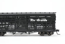 Load image into Gallery viewer, HOn3 Blackstone Models D&amp;RGW - Denver &amp; Rio Grande Western 5500 Series 30&#39; Double Deck Stock Car Flying Grande Herald No. 5609
