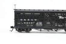 Load image into Gallery viewer, HOn3 Blackstone Models D&amp;RGW - Denver &amp; Rio Grande Western 5500 Series 30&#39; Double Deck Stock Car Flying Grande Herald No. 5609
