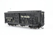 Load image into Gallery viewer, HOn3 Blackstone Models D&amp;RGW - Denver &amp; Rio Grande Western 5500 Series 30&#39; Double Deck Stock Car Flying Grande Herald No. 5710
