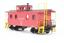 Load image into Gallery viewer, HO Brass DVP - Division Point L&amp;N - Louisville &amp; Nashville 32' Wood Caboose "Little Woody" FP No. 119
