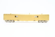 Load image into Gallery viewer, HO Brass Oriental Limited GN - Great Northern Streamlined "Empire Builder" 262 Baggage Skirted
