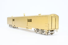 Load image into Gallery viewer, HO Brass Oriental Limited GN - Great Northern Streamlined "Empire Builder" 262 Baggage Skirted
