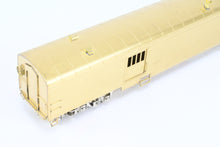 Load image into Gallery viewer, HO Brass Oriental Limited GN - Great Northern Streamlined "Empire Builder" 262 Baggage Skirted
