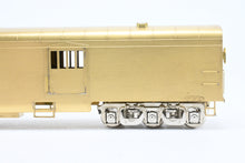 Load image into Gallery viewer, HO Brass Oriental Limited GN - Great Northern Streamlined "Empire Builder" 262 Baggage Skirted
