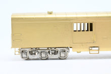 Load image into Gallery viewer, HO Brass Oriental Limited GN - Great Northern Streamlined "Empire Builder" 262 Baggage Skirted
