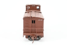 Load image into Gallery viewer, HO Brass Trains Inc. ATSF - Santa Fe Wood "Blind End" Caboose Custom Painted No. 1015

