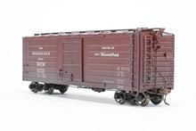 Load image into Gallery viewer, HO Brass NJ International MILW - Milwaukee Road Ribbed Boxcar 40&#39; Single Door Custom Painted &amp; Weathered
