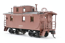 Load image into Gallery viewer, HO Brass W&amp;R Enterprises NP - Northern Pacific 24' Wood Caboose 1600 Series Pro-Painted No. 1620

