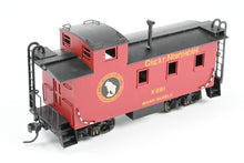 Load image into Gallery viewer, HO Brass Lambert GN - Great Northern #924 Wood Caboose Custom Painted X281
