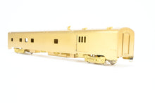 Load image into Gallery viewer, HO Brass Oriental Limited GN - Great Northern Streamlined &quot;Empire Builder&quot; 1200 Baggage Dorm
