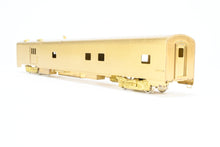 Load image into Gallery viewer, HO Brass Oriental Limited GN - Great Northern Streamlined &quot;Empire Builder&quot; 1200 Baggage Dorm
