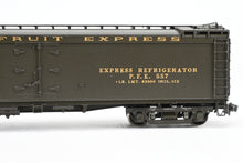 Load image into Gallery viewer, HO Brass CIL - Challenger Imports PFE - Pacific Fruit Express Refrigerator Car Earlier Version w/Wide Fascia Boards FP #557
