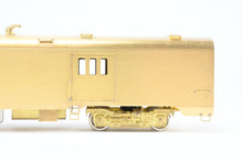 Load image into Gallery viewer, HO Brass Oriental Limited GN - Great Northern Streamlined &quot;Empire Builder&quot; 1200 Baggage Dorm
