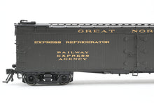 Load image into Gallery viewer, HO Brass Shoreham Shops GN - Great Northern 50 Foot Express Reefer FP #2022 REBOXX
