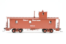 Load image into Gallery viewer, HO Brass CON NBL - North Bank Line GN - Great Northern 33' Truss Rod Caboose FP No. 90628
