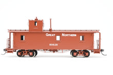 Load image into Gallery viewer, HO Brass CON NBL - North Bank Line GN - Great Northern 33' Truss Rod Caboose FP No. 90628
